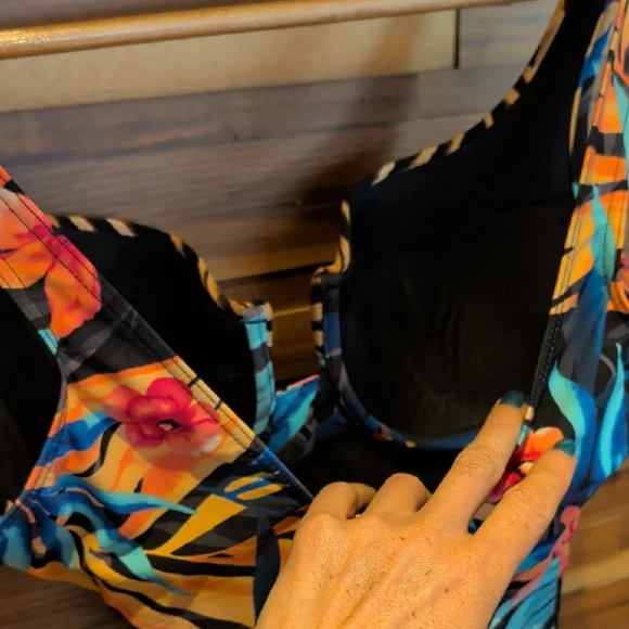 One-Piece Swimsuit in Multicolor - Picture 5 of 8